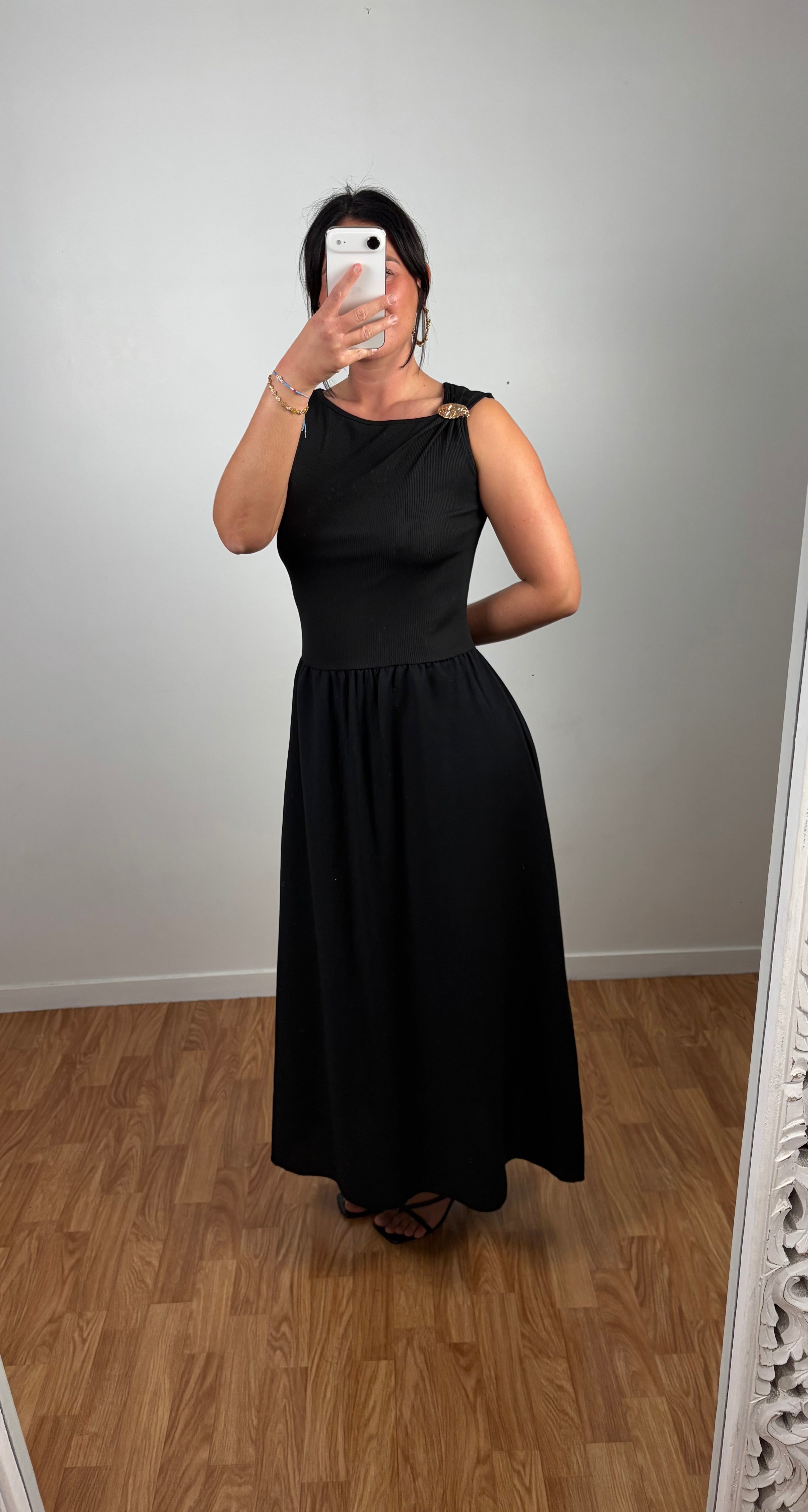 ROBE NOIRE BI MATIÈRE AVEC BROCHE