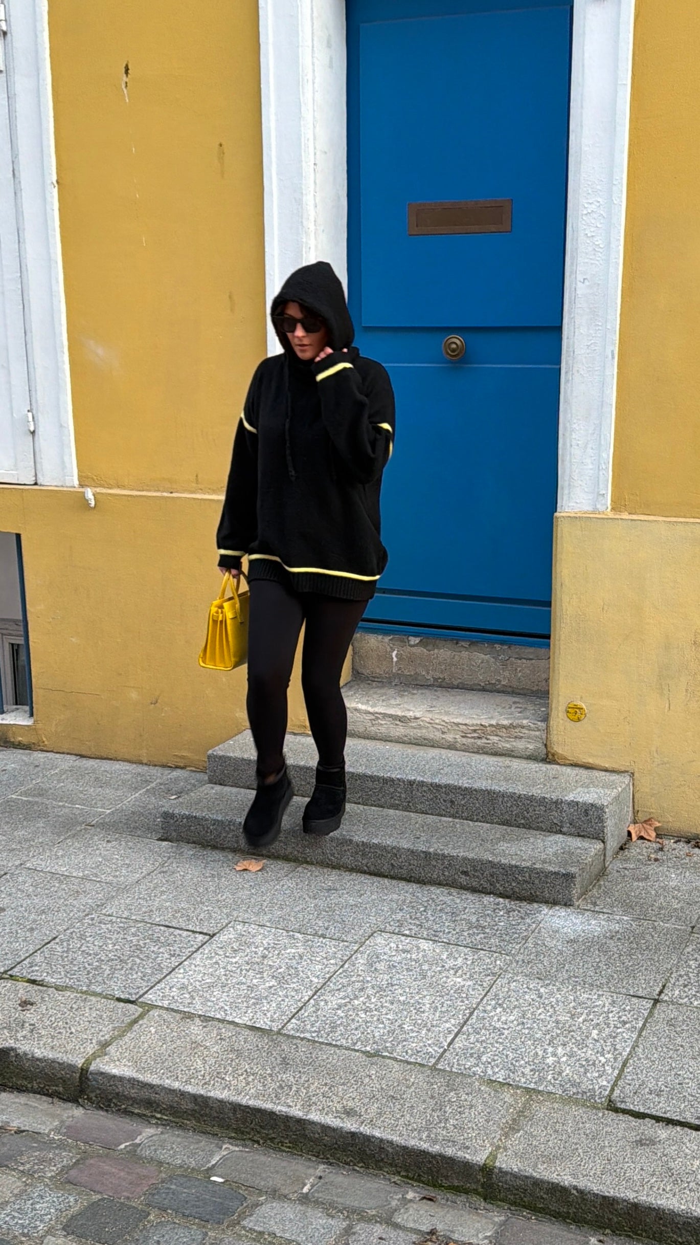 PULL NOIR / JAUNE MAYA