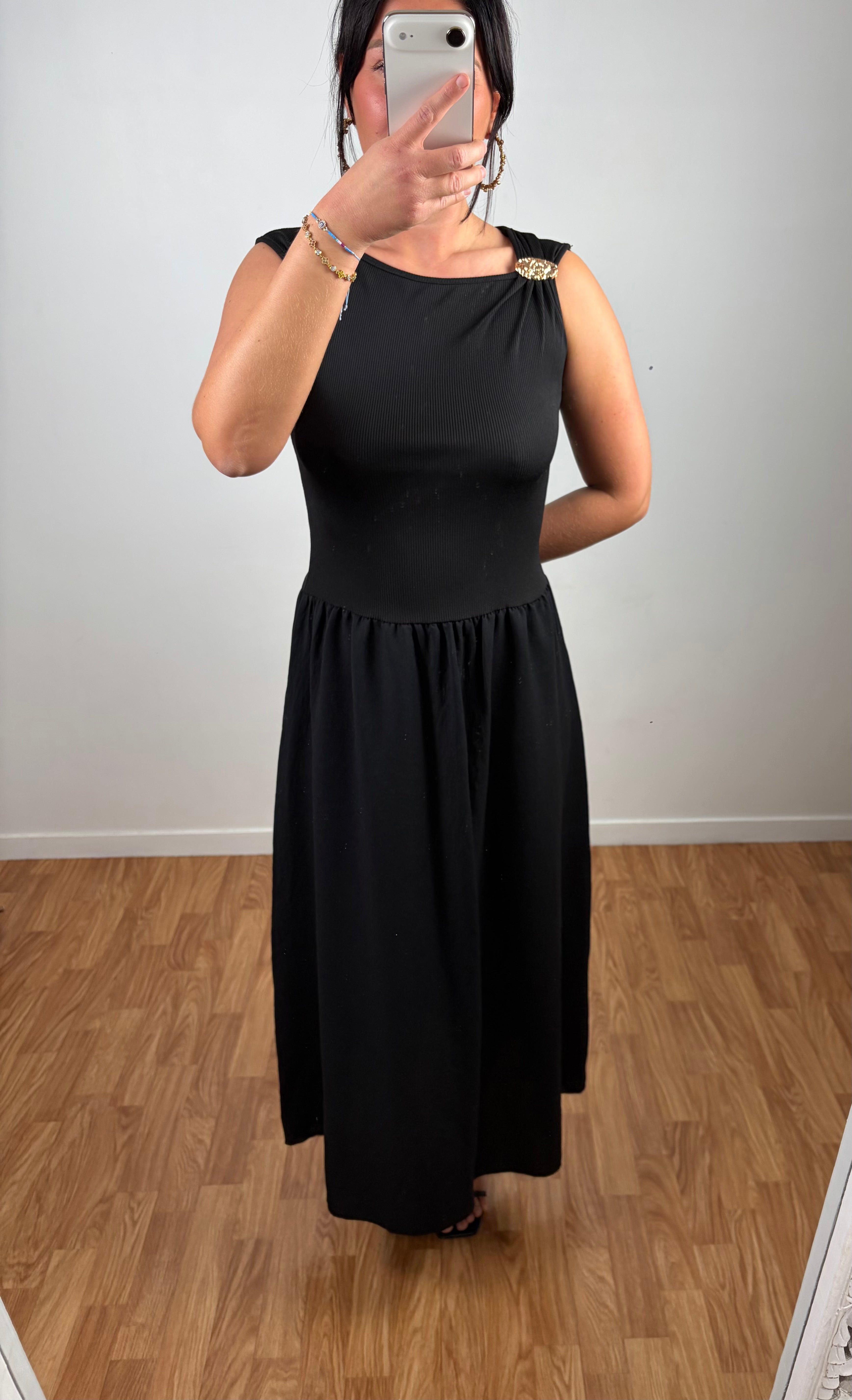 ROBE NOIRE BI MATIÈRE AVEC BROCHE
