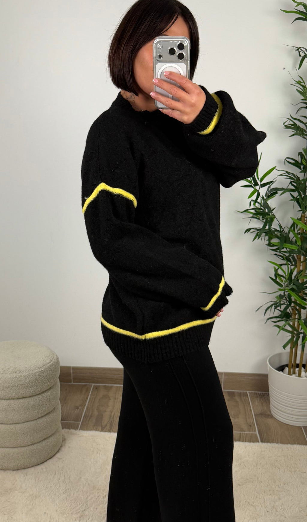 PULL NOIR / JAUNE MAYA