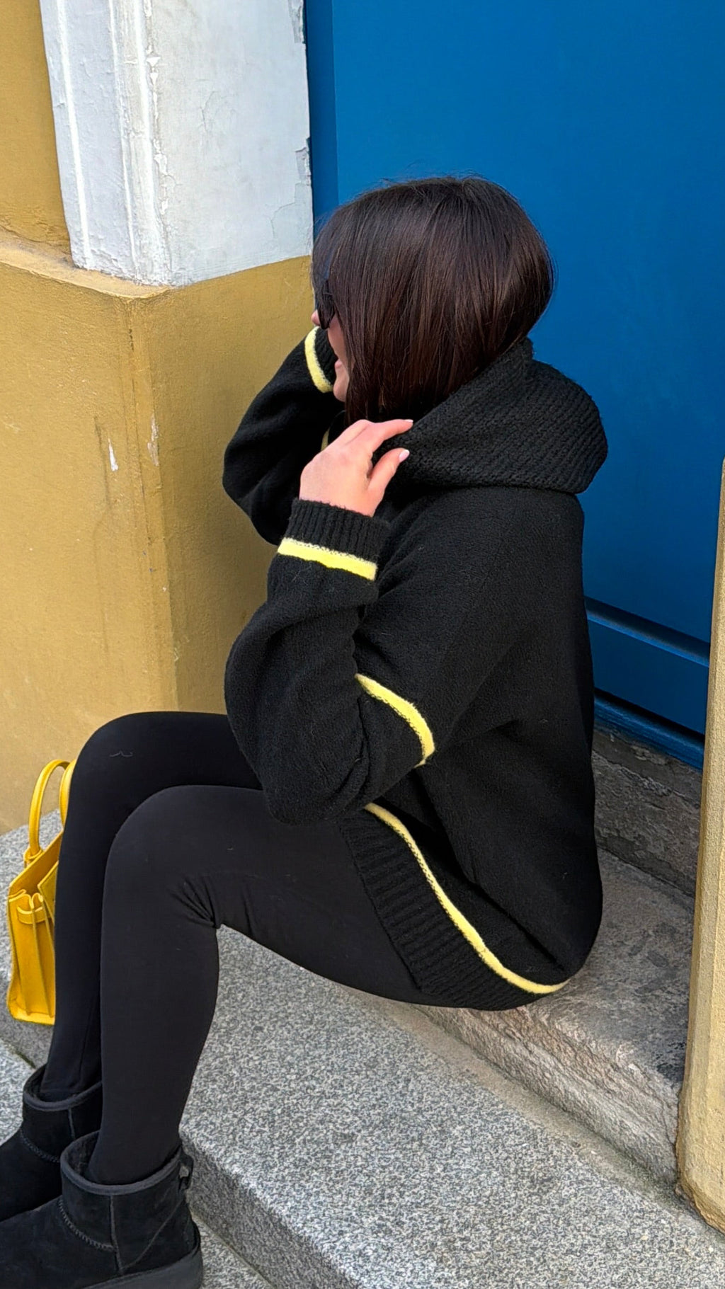 PULL NOIR / JAUNE MAYA